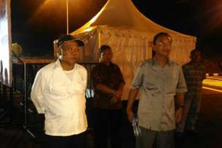Caption foto: Menteri PUPR Basuki Hadimuljono melakukan tinjauan ke PLBN Entikong, Kalimantan Barat, Selasa (20/12/2016) malam.
