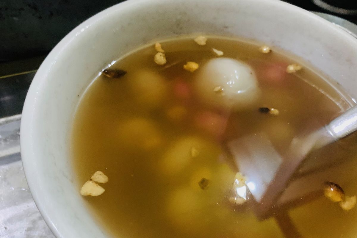 Salah satu menu utama kuliner legendaris Ronde Titoni, yang terbuat dari bola-bola ketan yang dihidangkan dengan kuah jahe. 