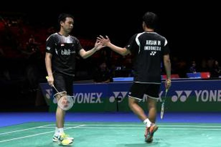 Ganda Putra Indonesia Mohammad Ahsan (kanan)/Hendra Setiawan melakukan tos setelah meraih poin saat menghadapi ganda Rusia Vladimir Ivanov/Ivan Sozonov, pada babak pertama All England di National Indoor Arena, Birmingham, Rabu (5/3/2014). Ahsan/Hendra menang 21-14, 21-18.