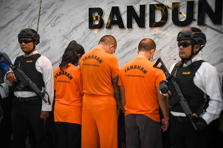 Polisi tangkap suami istri berinisial RAR (41) dan HR (31) bersama seorang pria lainnya berinisial VGA (31) lantaran mengedarkan narkoba di Bandung.