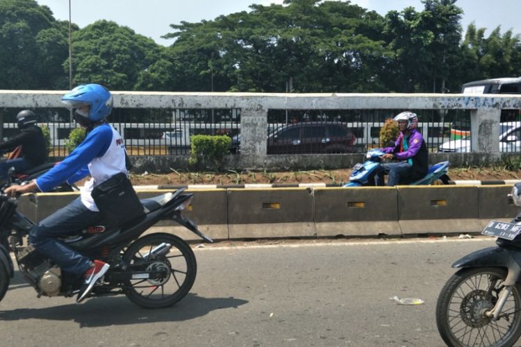 Pengendara yang melintasi Jalan Gatot Subroto arah Slipi diarahkan melewati jalur Transjakarta, Selasa (1/5/2018).