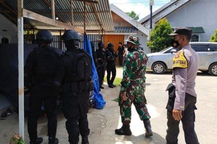 Personel Brimob Polda Jambi geledah rumah terduga teroris di Kecamatan Sungai Gelam Kabupaten Muaro Jambi, Selasa (16/8/2022).