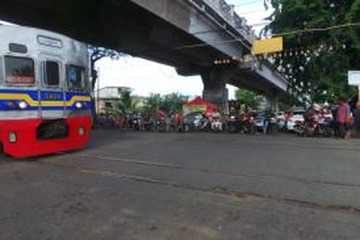 - Situasi di pintu pelintasan Tubagus Angke, tempat lokasi tertabraknya Metro Mini dan KRL di Tambora, Jakarta Barat kini sudah mulai normal. Senin (7/12/2015) 