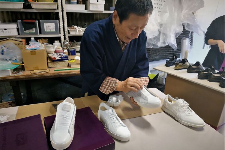 Sagawa-san memeriksa warna dasar sepatu Onitsuka Tiger Nippon Made sebelum dikeringkan