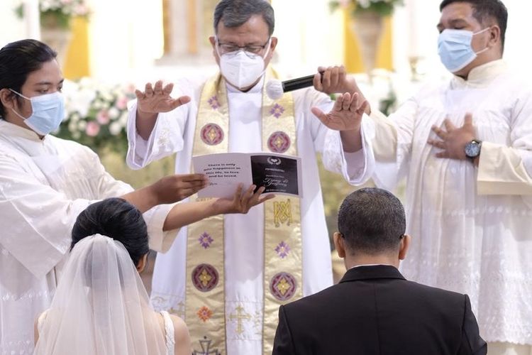 Junjung dan Fenny, pasangan beda agama saat menerima pemberkatan di gereja.