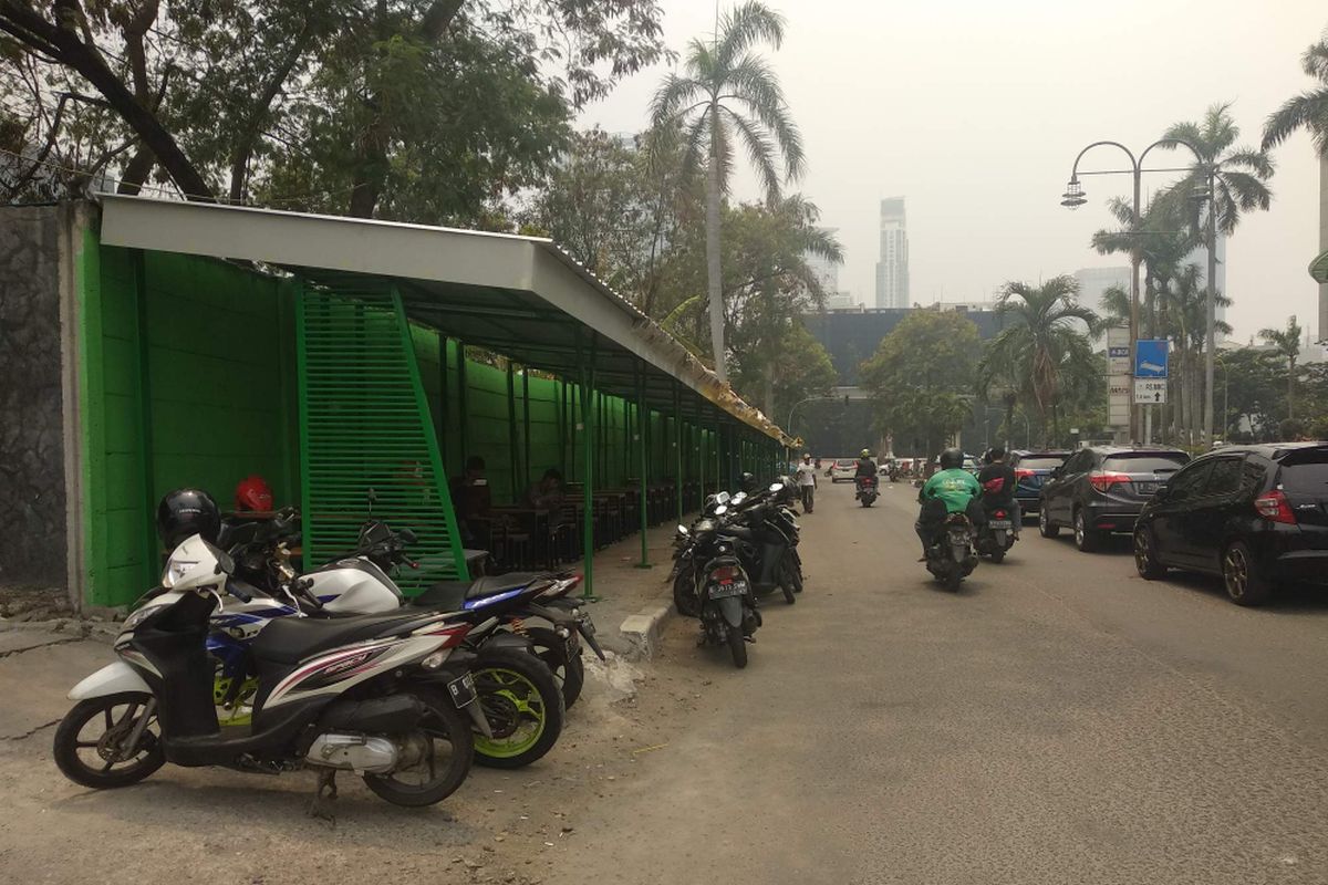 Trotoar di samping Menara Imperium, Jalan Kuningan Madya dijadikan tempat penampungan pedagang kaki lima (PKL). Foto diambil Jumat (19/10/2018).