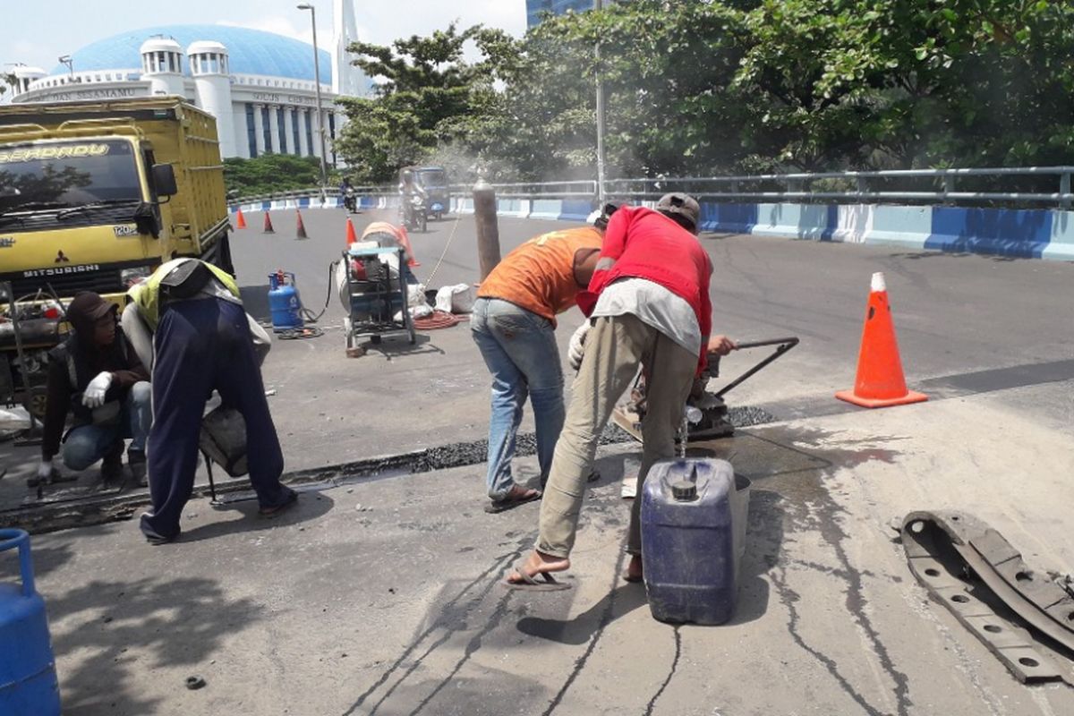 Pekerja memperbaiki expansion joint flyover Industri di kawasan Kemayoran, Sabtu (5/1/2019).