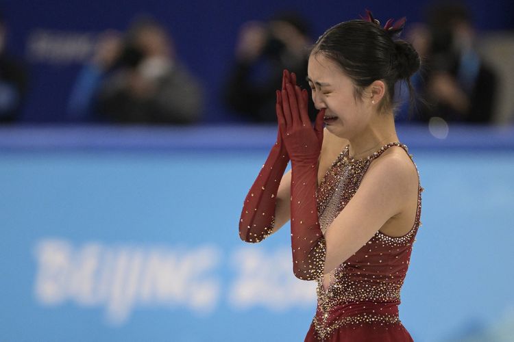 Atlet skate China Zhu Yi menangis setelah terjatuh di kategori tunggal putri Olimpiade Beijing, di Capital Indoor Stadium, Senin (7/2/2022).