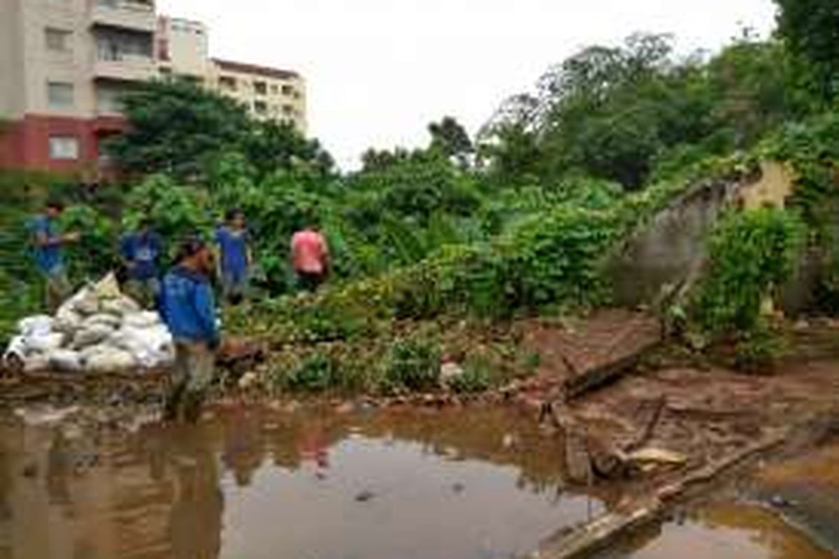 Tembok yang membatasi Kali Krukut dengan Jalan Taman Kemang ambrol dan menyebabkan banjir sejak Sabtu sore (28/8/2016).