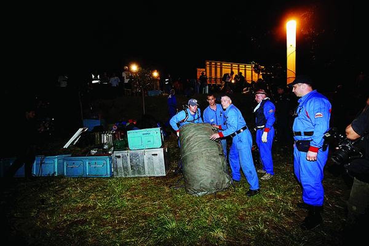 Tim gabungan dari Rusia tiba di posko SAR di Pasir Pogor, Cijeruk, Jawa Barat, Sabtu (12/5). Tim yang terdiri dari forensik, SAR, dan perwakilan Sukhoi tiba untuk membantu proses evakuasi pesawat Sukhoi Superjet 100 yang jatuh, Rabu (9/5), di kaki Gunung Salak.