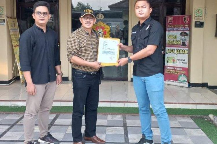 Ketua DPRD Indramayu Syaefudin (tengah) saat melaporkan akun palsu ke Polres Indramayu, Selasa (2/8/2022). 


