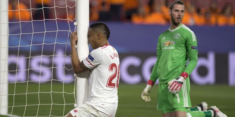 Ekspresi kekecewaan striker Sevilla, Luis Muriel (kiri), seusai gagal menaklukan kegemilangan kiper Manchester United, David de Gea, dalam laga leg 1 babak 16 besar Liga Champions 2017-2018 di Stadion Ramon Sanchez Pizjuan, Sevilla, Spanyol, pada Rabu (21/2/2018).