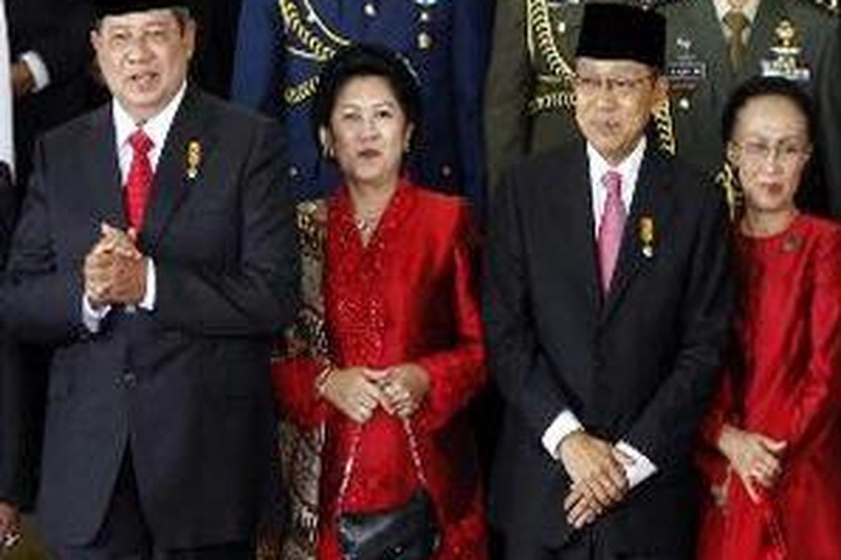 Presiden Susilo Bambang Yudhoyono bersama istri, Ani Yudhoyono serta Wakil Presiden Boediono bersama istri, Herti Boediono (kiri ke kanan) usai mengikuti pelantikan dan pengambilan sumpah jabatan sebagai Presiden dan Wakil Presiden RI periode 2009-2014 di Gedung DPR/MPR RI, Senayan, Jakarta Pusat, Rabu (20/10).