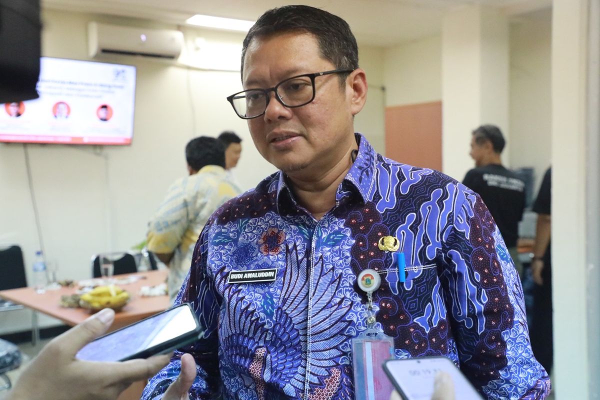 Kepala Diskominfotik DKI Jakarta Budi Awaluddin menjelaskan kronologi kejadian kabel CCTV yang tertimpa pohon di Cengkareng, Jakarta Barat, Rabu (11/6/2025).