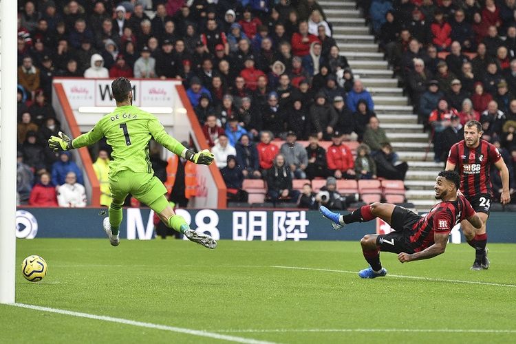 Striker Bournemouth Joshua King (kanan) mencetak gol pembuka melewati kiper Manchester United asal Spanyol David de Gea (kiri) dalam pertandingan Liga Premier Inggris antara Bournemouth vs Manchester United di Stadion Vitality di Bournemouth, Inggris, pada 2 November 2019.