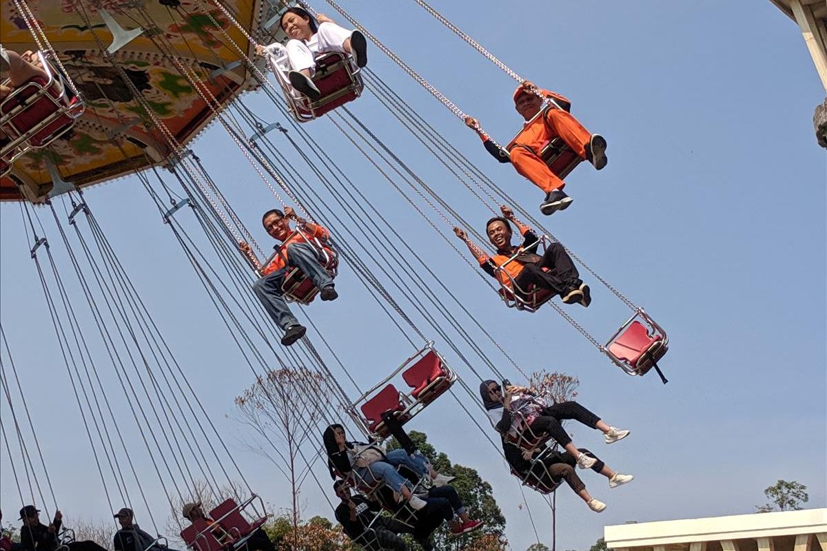 Petugas PPSU naiki wahana yang Ada di Dufan, Ancol Taman Impian Jakarta Utara pada Kamis (18/7/2019)