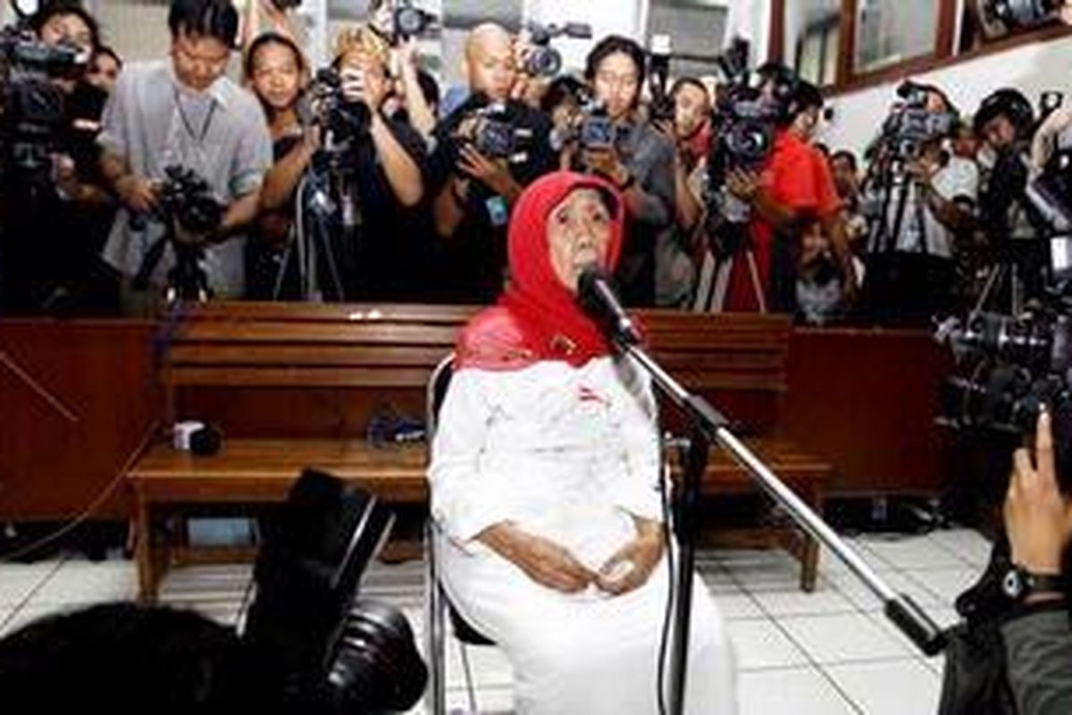 Janda pahlawan, Soetarti Soekarno (78) mengikuti sidang dengan agenda pembacaan vonis mengenai kasus sengketa tanah dan rumah dinas Perum Pegadaian di Pengadilan Negeri Jakarta Timur, Selasa (27/7/2010). Majelis hakim memutuskan untuk membebaskan Soetarti dari segala tuntutan hukum terkait perkara sengketa rumah dinas dengan Perum Pegadaian.