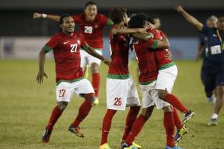 Indonesia's Dendi Santoso, foreground right, celebrates with his teammate after Indonesia scored during penalty at extra time at the men's semifinal match against Malaysia at the 27th Southeast Asian Games in Naypyitaw, Myanmar, Thursday, Dec. 19, 2013.