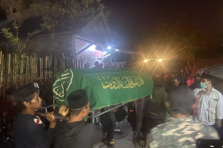 Jenazah Aris, warga Kampung Cidadap, Rt 2 Rw 12, Desa Sukaraja, Kecamatan Sukaraja, Kabupaten Sukabumi, Jawa Barat. yang mayatnya ditemukan tampa alat kelamin di Sungai Ciliwung, Kampung Parakan Kembang, Kabupaten Bogor.