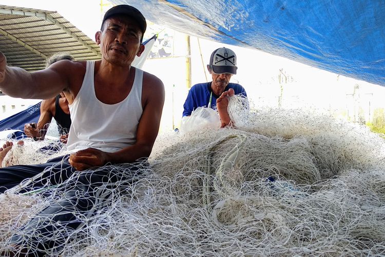 Dasuki, nelayan Indramayu, Jawa Barat, saat menyulam memperbaiki lubang jaring Gillnet Millenium yang rusak. 
