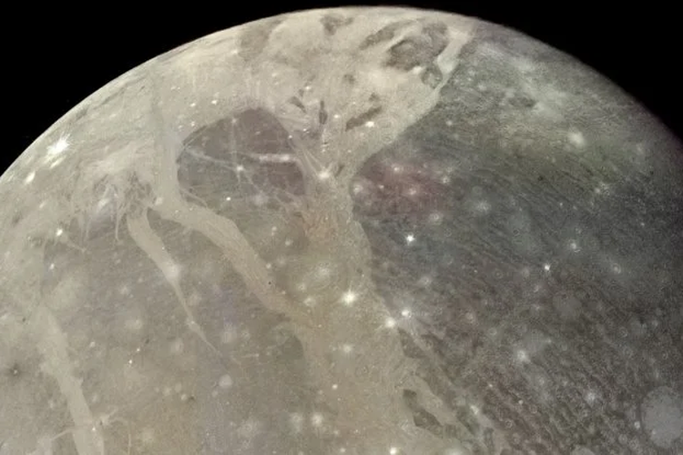 Ganymede merupakan satelit terbesar yang terdapat di tata surya. Ilmuwan baru-baru ini menemukan adanya uap air di satelit Jupiter tersebut