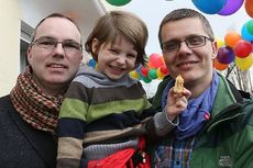 Michael dan Kai, Pasangan Gay Pertama yang Resmi Adopsi Anak di Jerman