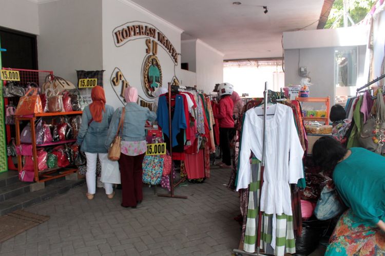 Situasi pasar murah yang digelar oleh Koperasi Setia Budi Wanita, Kota Malang, pada 2013. Ribuan koperasi wanita saat ini menjamur di Jawa Timur. Keberadaan koperasi diharapkan mampu meningkatkan kemandirian kaum perempuan, terutama di bidang ekonomi.