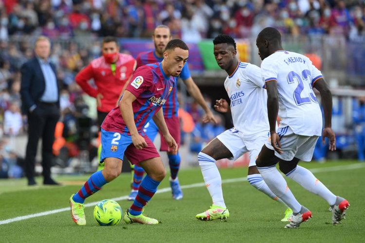 Pemain Barcelona asal Amerika Serikat, Sergino Dest, dibayangi oleh dua personel Real Madrid, Vinicius Junior dan Ferland Mendy dalam partai Liga Spanyol bertajuk El Clasico pada Minggu 24 Oktober 2021. 