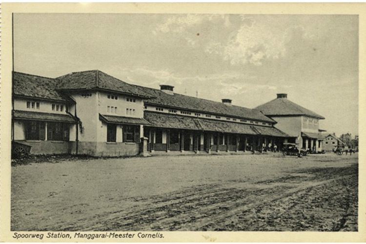 Tampilan depan Stasiun Manggarai tahun 1920-an. 