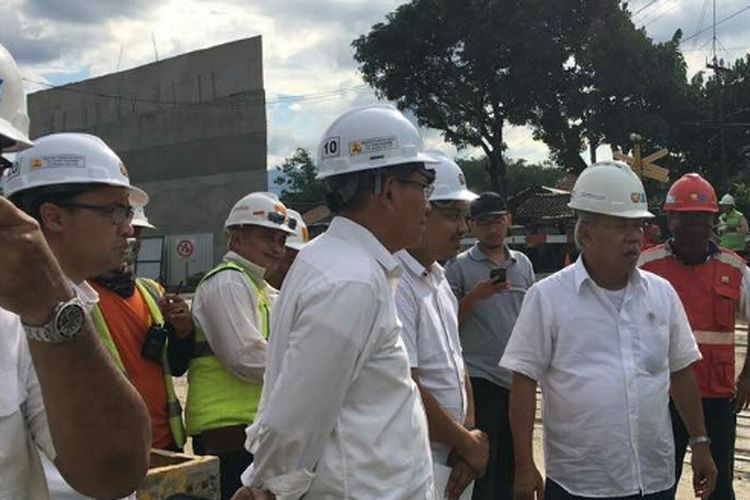 Menteri PUPR Basuki Hadimuljono saat meninjau pembangunan jalan layang sebidang kereta api di Tegal-Brebes.