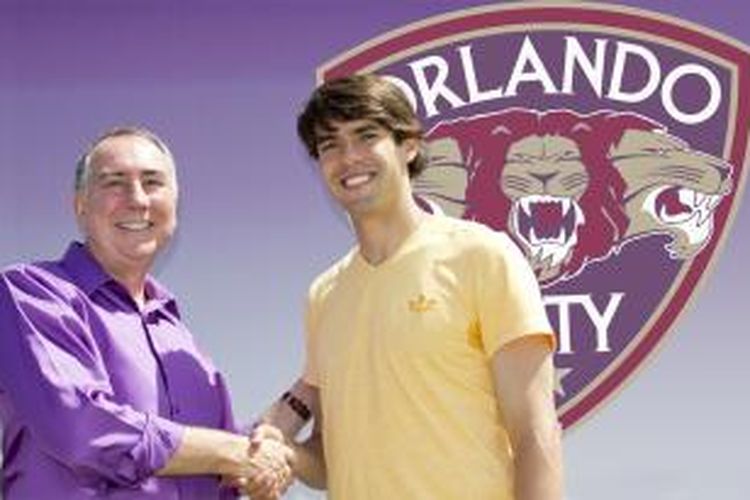 Bintang asal Brasil, Kaka (kanan), bersama pemilik Orlando City SC, Flavio Augusto da Silva (kiri), di markas latihan Orlando City, yakni Seminole Soccer Complex di Sanford, Florida, Sabtu (14/6/2014).