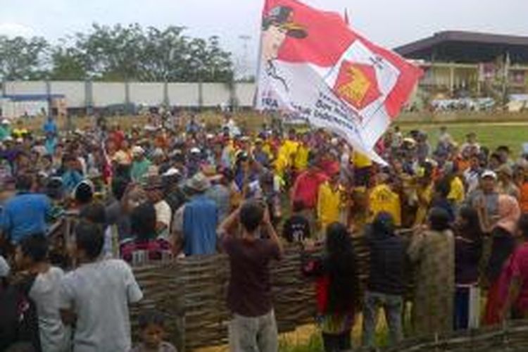 Bendera Partai Gerindra berkibar di tengah-tengah lapangan Karapan Sapi RP Moh Noer menjelang penyerahan Piala Prabowo - Hatta, Senin (9/6/2014)