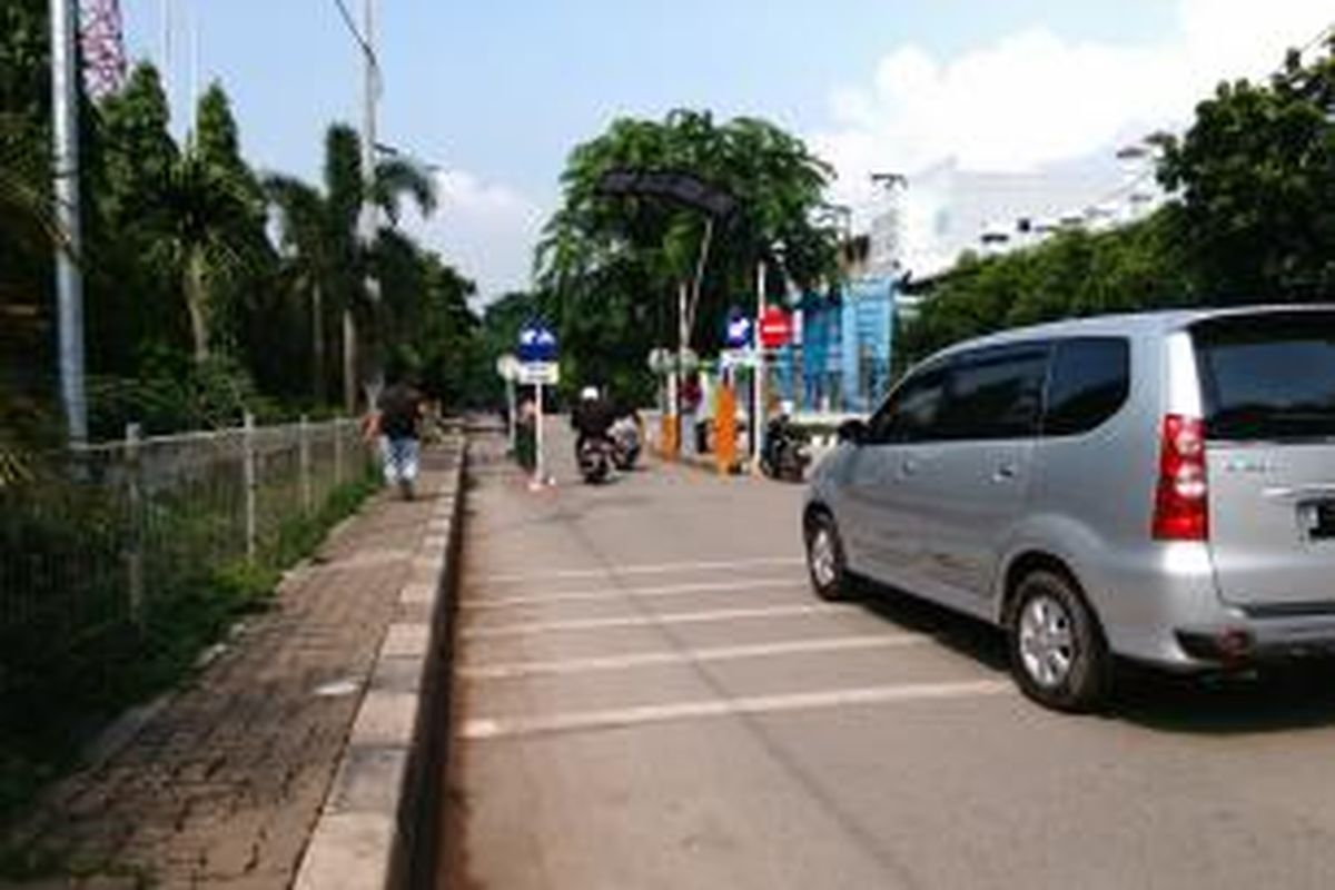 Pintu masuk Kawasan Industri Pulogadung di Jakarta Timur dari Jalan PAM Rawa Badung beroperasi normal setelah sempat ditutup. Selasa (5/1/2016)