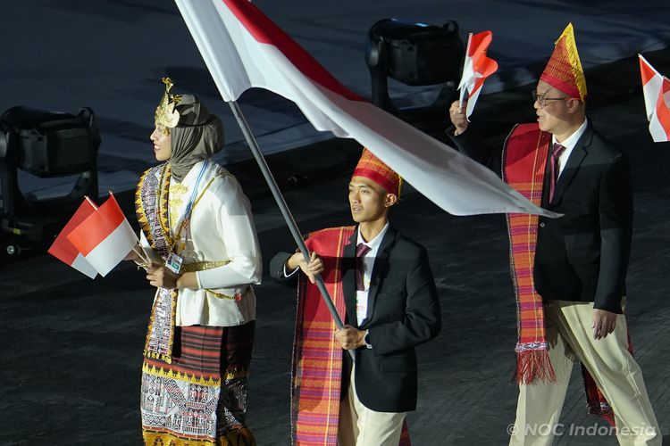 Pelarih jarak jauh Indonesia, Robi Syianturi, saat membawa bendera Indonesia pada upacara pembukaan SEA Games 2025 Thailand, Selasa (9/12/2025).
