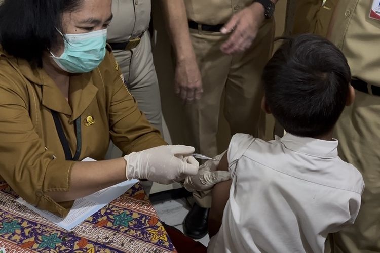 Perdana, Siswa Laki-laki SD di Jakbar Jalani Vaksin HPV Cegah Kanker