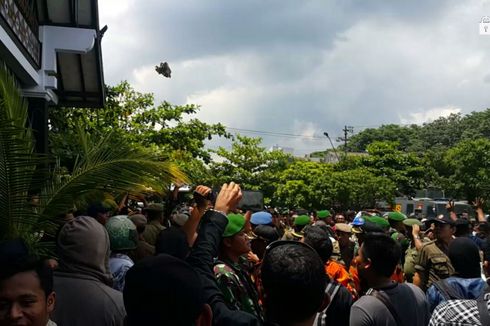 Unjuk Rasa Ricuh, Bupati Sukoharjo Dilempari Gelas Air Minum Kemasan