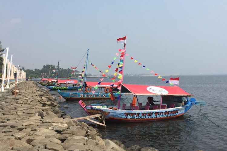 Perahu wisata di perairan Ancol, untuk wahana libur Lebaran pengunjung. 