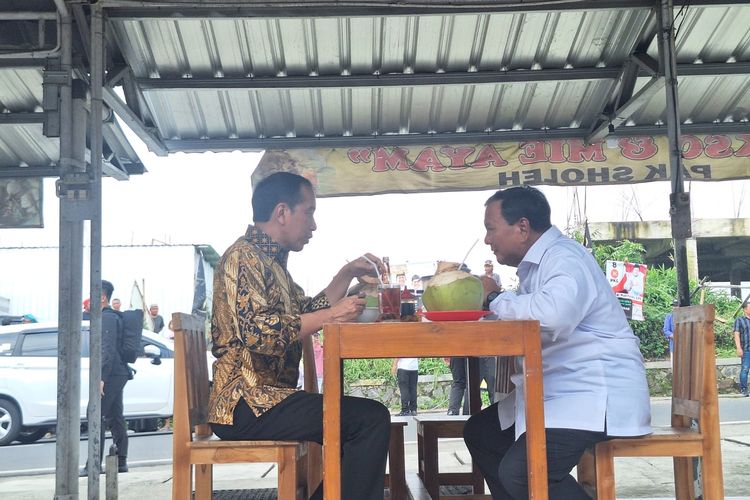 Presiden Joko Widodo (Jokowi) makan siang bersama Menteri Pertahanan Prabowo Subianto di Magelang, Jawa Tengah, Senin (29/1/2024).