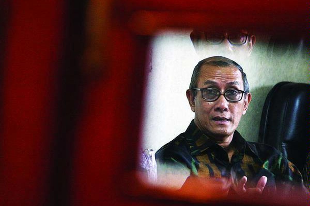 Mantan anggota DPR, Udju Djuhaeri, seusai mengikuti sidang dengan agenda pembacaan dakwaan di Pengadilan Tindak Pidana Korupsi, Jakarta, Kamis (11/3). Udju didakwa menerima cek perjalanan Rp 500 juta dalam pemilihan Deputi Gubernur Senior Bank Indonesia Miranda S Goeltom.