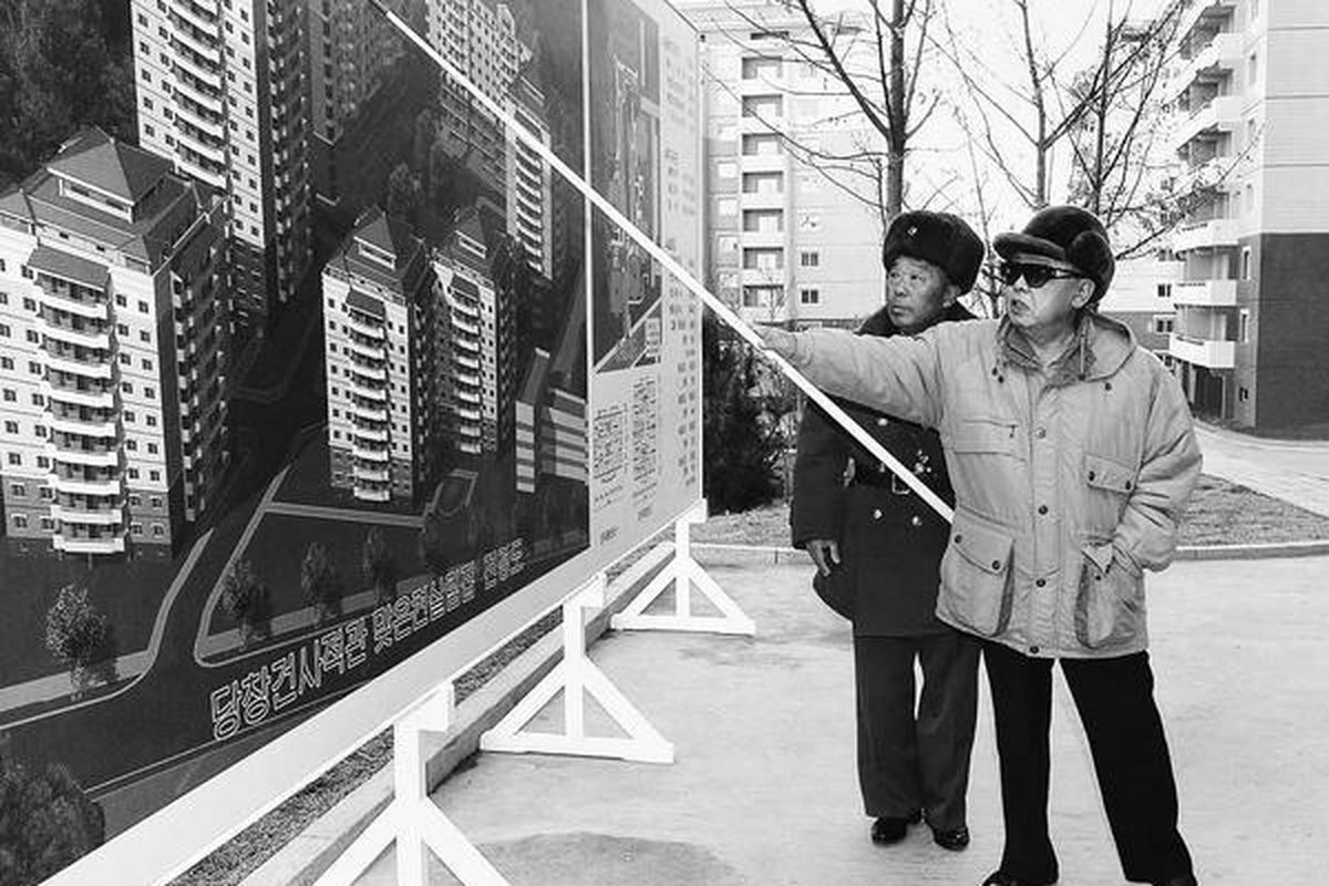 Pemimpin Korea Utara Kim Jong Il, menurut foto yang dirilis kantor berita Korean Central News Agency (KCNA) di Tokyo, Jumat (26/11), menunjuk peta perumahan saat ia mengunjungi apartemen yang baru saja dibangun di Pyongyang, Korea Utara.