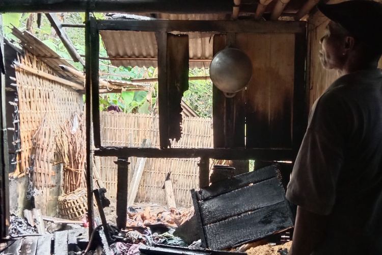 Rumah Sobihan (65) warga Dusun Krajan, Desa Jangkrikan, Kecamatan Kepil, Kabupaten Wonosobo terbakar pada Kamis (6/12/2023).