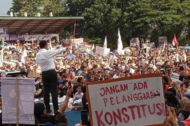 Capres nomor urut 01 Anies Baswedan saat menggelar kampanye akbar di hadapan puluhan ribu warga Cianjur di lapang Prawatasari, Joglo, Kabupaten Cianjur, Jawa Barat, Kamis (8/2/2024) petang.