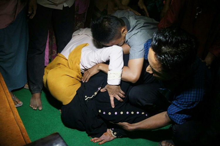 Nurkoyah, TKI yang lolos dari hukuman mati di Arab Saudi, langsung sujud syukur saat tiba di rumahnya, Dusun Krajan 1, Desa Kertajaya, Kecamatan Jayakerta, Kabupaten Karawang, Rabu (4/7/2018).