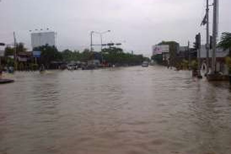 Kondisi perempatan Jalan Sukarno-Hatta, Gedebage yang lengang saat diterjang banjir, Jum'at (28/10/2016). Luapan Sungai Cinambo membuat sejumlah jalan arteri Kota Bandung lumpuh. 