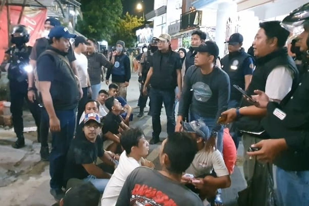 Polisi saat melakukan penggrebekan di Jalan Kunti, Surabaya, Jawa Timur, Jumat (20/9/2024).

