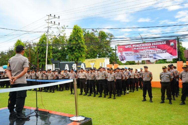 Kepolisian Polres Luwu Utara menggelar Apel Pergeseran Pasukan (Serpas) pengamanan Tempat Pemungutan Suara (TPS) Pemilu 2019 di halaman Mako Polres Luwu Utara, Senin (15/04/2019)