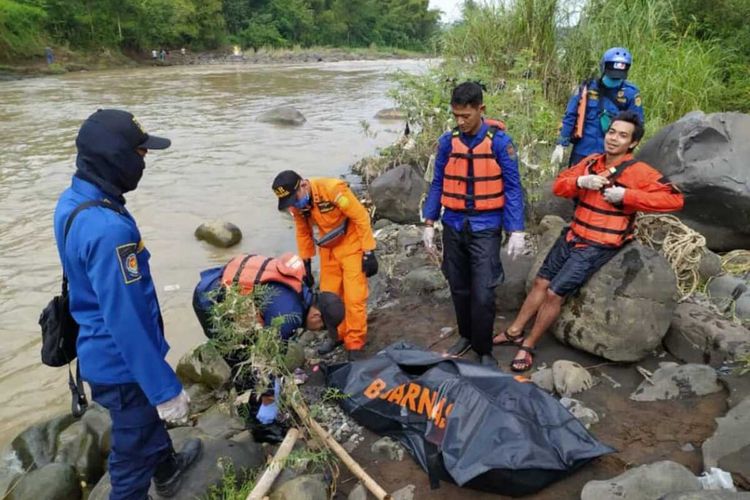 Tim SAR gabungan mengavakuasi korban Suraman di aliran Sungai Progo Magelang, Rabu (6/5/2020).