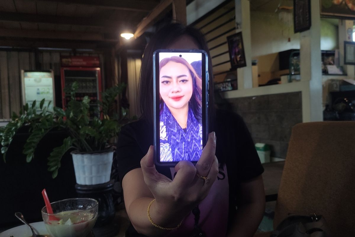 Salah satu korban penipuan arisan online dan investasi di Kabupaten Trenggalek Jawa Timur, menunjukkan foto terlapor yakni WS, yang kini tidak diketahui keberadaannya, Kamis (21/02/2025).