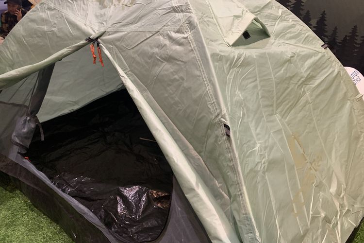 Pengunjung Indofest 2025 bisa membeli tenda kemah Consina seharga mulai Rp 925.000.