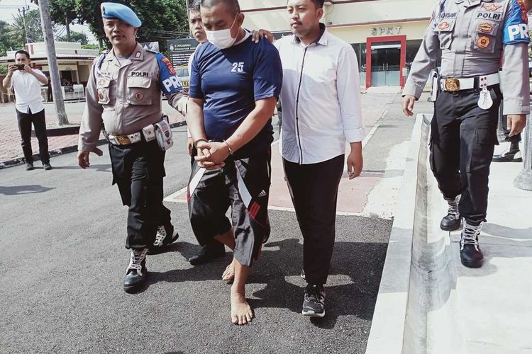 Adang Darajat (46) warga Cianjur tersangka Tindak Pidana Perdagangan Orang (TPPO) saat digiring jajaran kepolisia di Mapolresta Bandung pada Senin (12/6/2023)